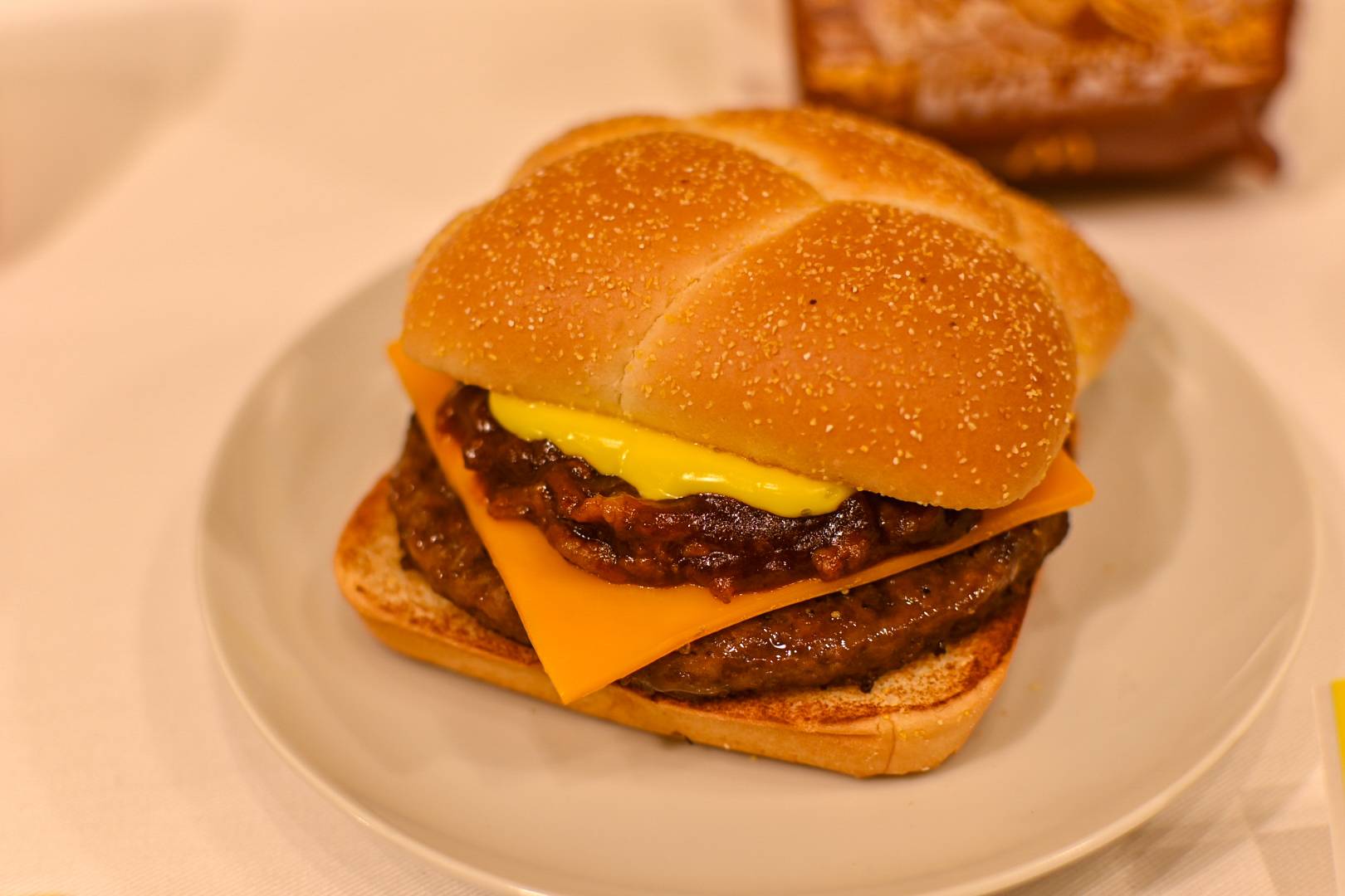 ＮＹに行った気になる」バーガー、マクドナルドが四角いバンズの新商品 : 読売新聞