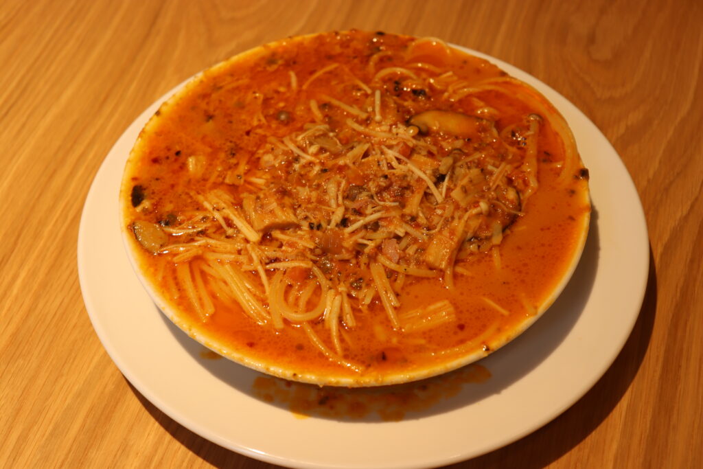 HOME'S PASTA 長岡喜多町店 新潟県長岡市喜多町２９８３ @homespasta_official ▸営業時間11:00-15:00 Lo14:30 17:00-21:00 Lo20:30▸定休日 月曜日 祝日の場合は翌火曜日▸駐車場 あり パスタランチセット ランチ限定絶望のスパゲティセット 1770円税込 スープ