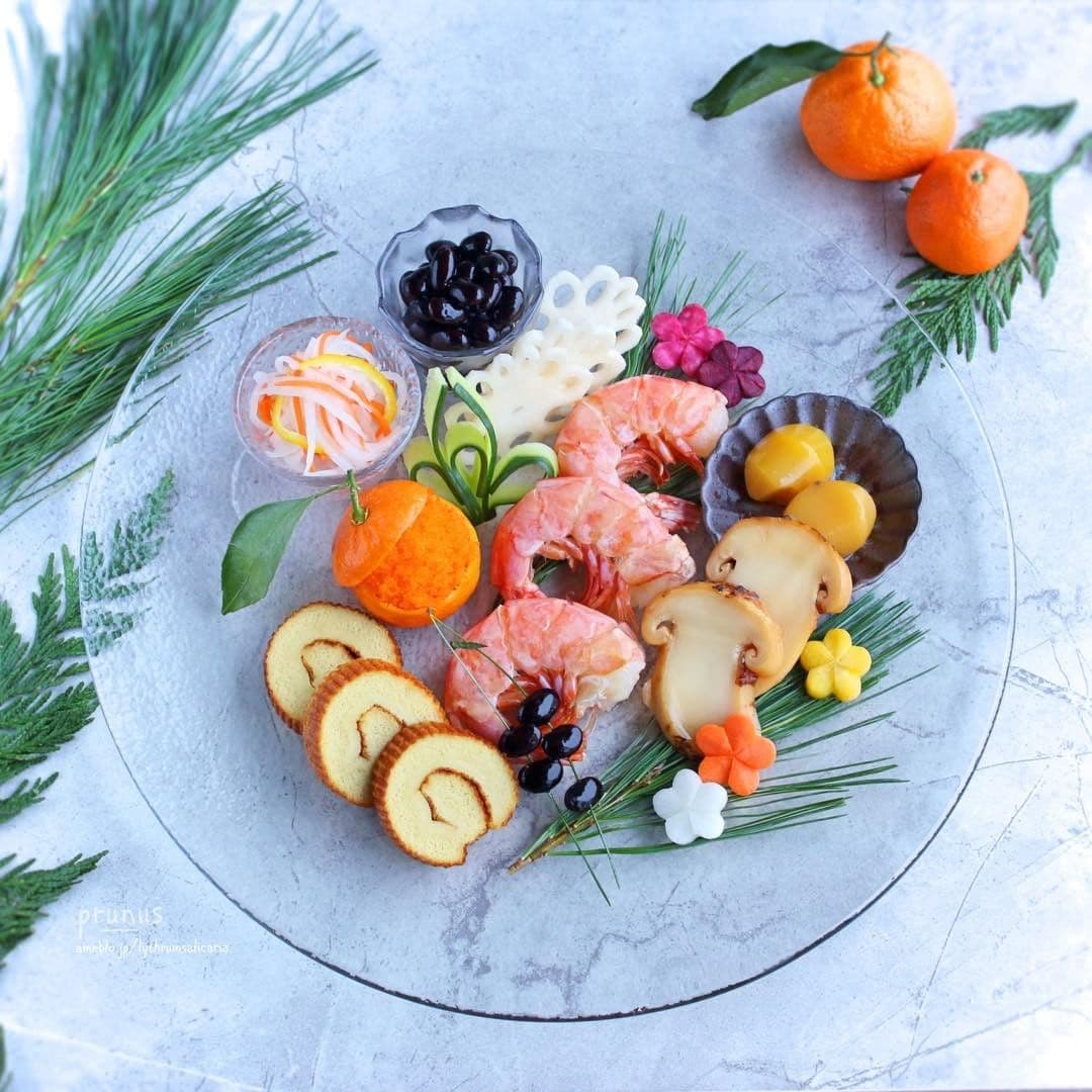 セリアのおせち盛り付けグッズ🎍2023→2024⭐️ワンプレート盛り付け実例&レシピ おせちが沢山ありすぎて食べきれない‥そんな時は100均紙皿や小鉢を使って 食べ切りサイズに盛り付けすれば 新年の食卓が華やかに😊 おせちの小鉢&仕切り付き中子を使えば 一人前の