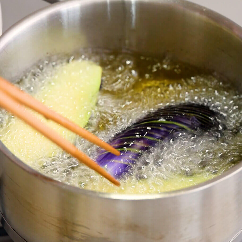 オクラと油揚げの赤だしみそ汁ヤオコーレシピ by Cooking Support