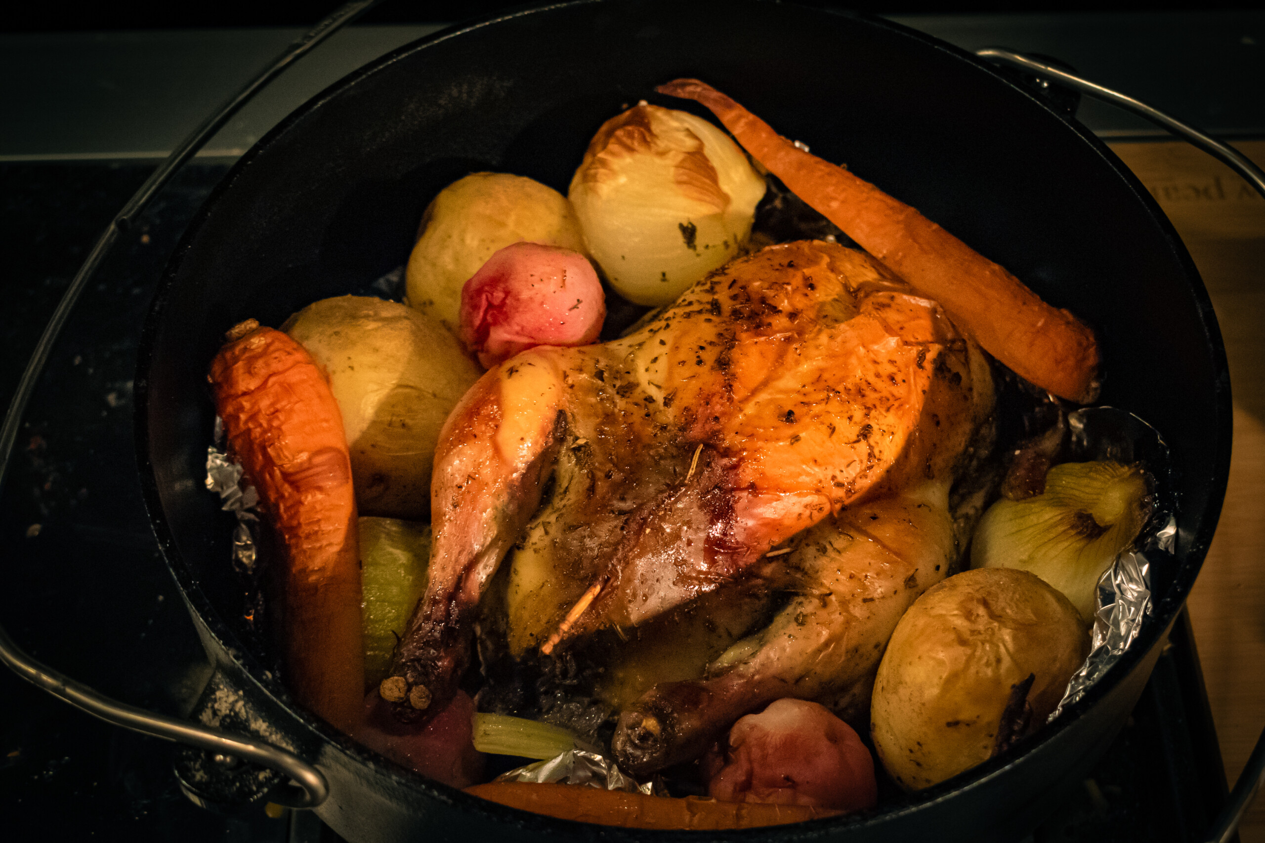 ダッチオーブンレシピ35選！人気の肉料理から簡単なほったらかしレシピまでキャンプ・アウトドア情報メディアhinata