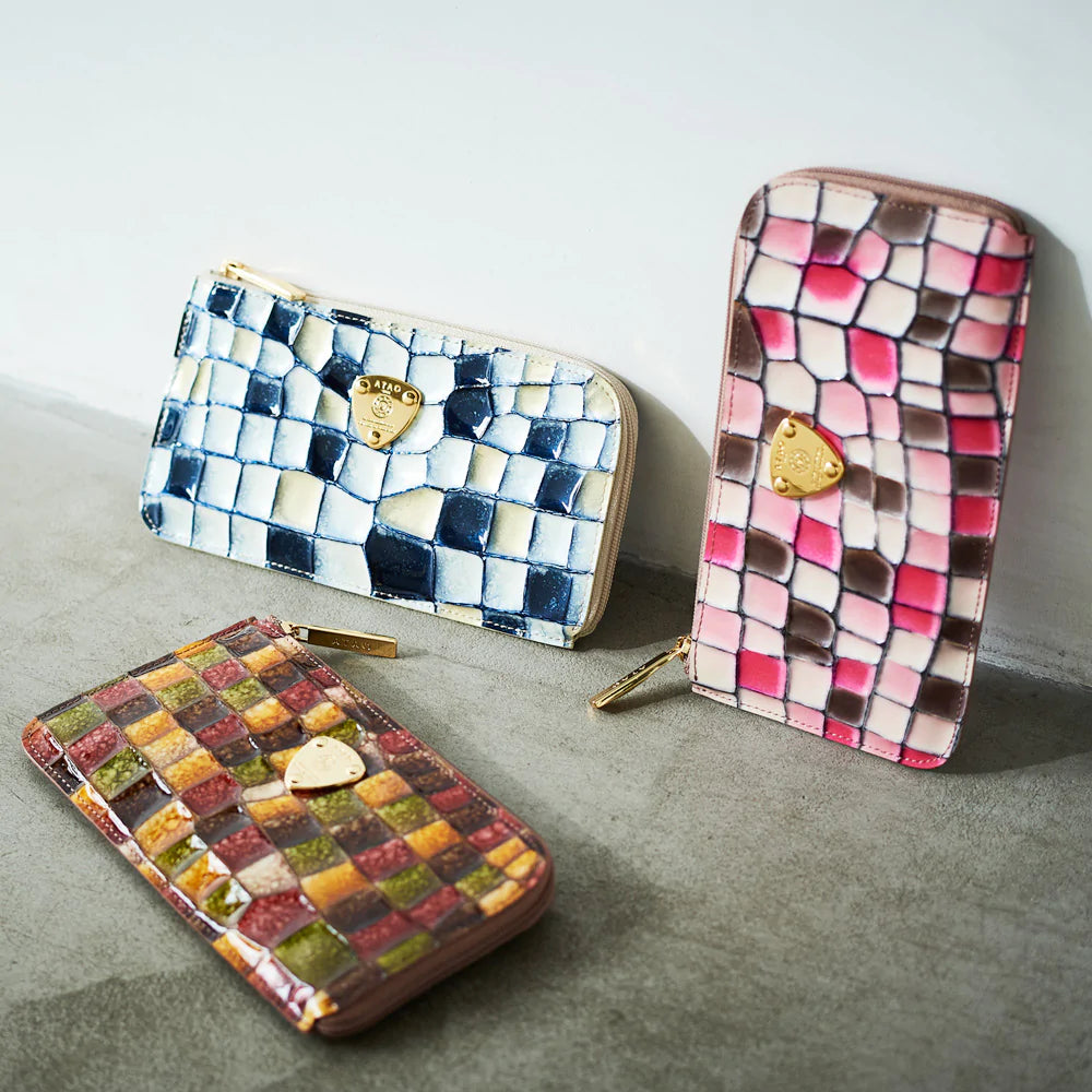 JKなら一度は憧れる🥺 編集部一押しのおすすめミニ財布特集💖 可愛すぎるデザインやカラーがたくさんあって迷っちゃう＞＜お気に入りを探してみてね🧸 photo by： @00.mao.00 @mic._.a @mikuri.oq.zz @_iammiren@s.s______0125 @disney.h0110 @mamic_nails @retsu1024