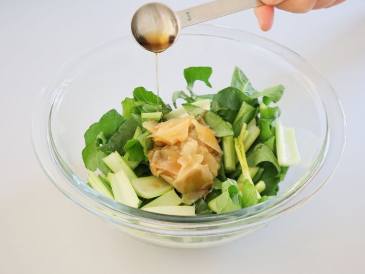 小松菜 生で食べられる？危険？管理栄養士が教える、洗い方のポイントとシャキシャキ小松菜レシピヨガジャーナルオンライン