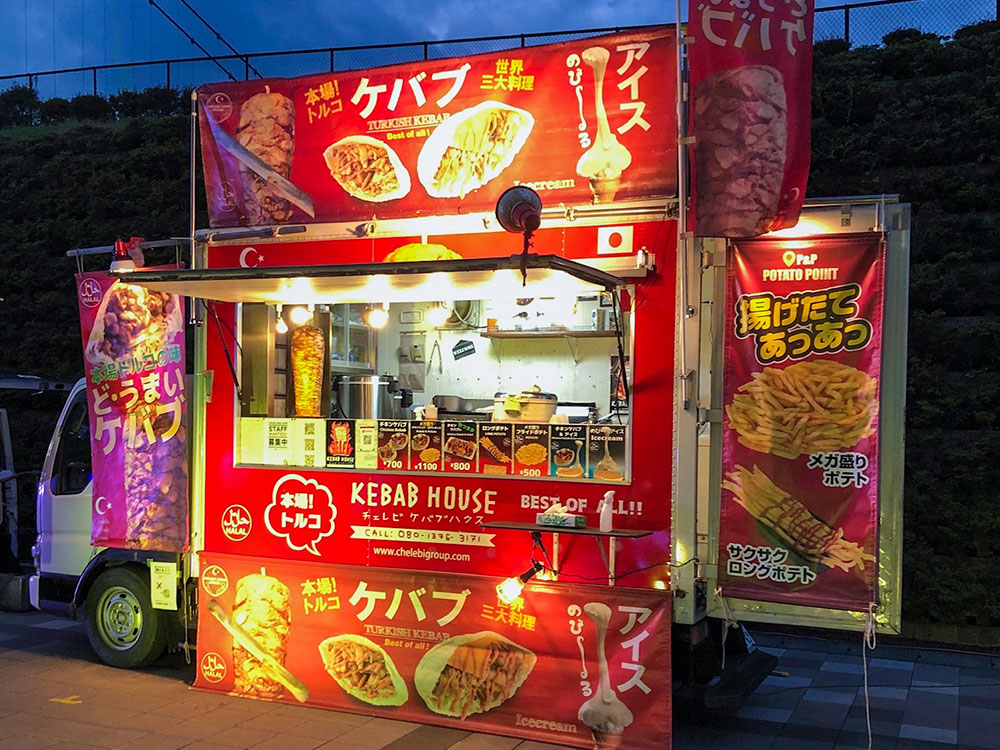 店舗～テイクアウトもお肉だけの購入も可能！両替町のケバブスタンド～ 静岡市を代表する歓楽街である葵区両替町の一角で、エキゾチックなムードを醸し出す ケバブスタンド「ケバブ555」。以前、地元のテレビ番組にも紹介されたこのお店、夕方から翌朝までの深夜営業の