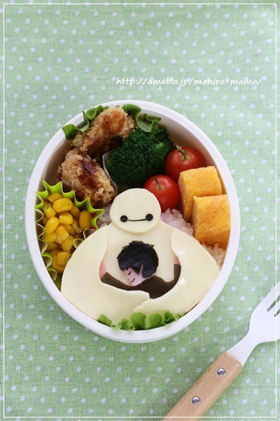 しばらくしたらアーカイブします🫣 今日は遠足🍙🍓🫛👧🏻 キャラ弁お願いされたけど難しいものは 👶🏻がいるので厳しいやっぱり ベイマックスになりました🙌🏻笑 困った時のベイマックスとママ友も言っていた🤭 ただこのベイマックス眼圧強すぎだね？ もう少し目を