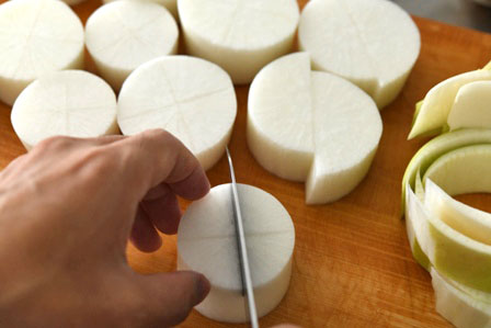 おでんの大根は下ごしらえで変わる！しみしみ大根になる意外な裏ワザ rii- エキスパート - Yahoo!ニュース