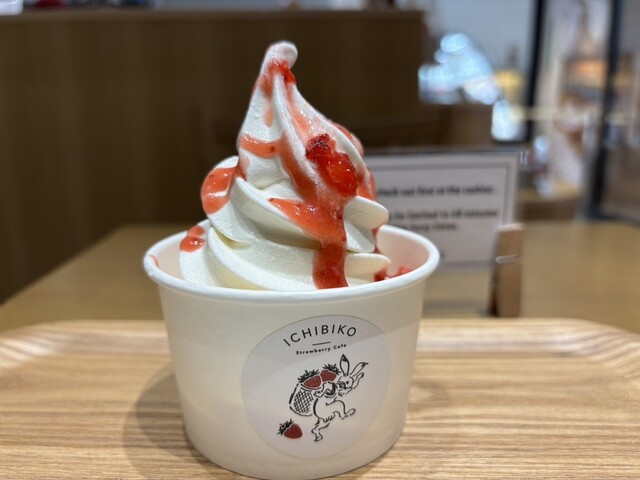 Ichibiko -イクスピアリ 限定メニューのご紹介🍓🐰 いちごティラミススムージー﻿ ﻿果肉たっぷりのストロベリーソースに、濃厚なクリームチーズ、ココアとコーヒーのスムージーの3層の味が相性抜群です。トッピングには生いちご、ルビーチョコクランチ、仕上げにうさぎ