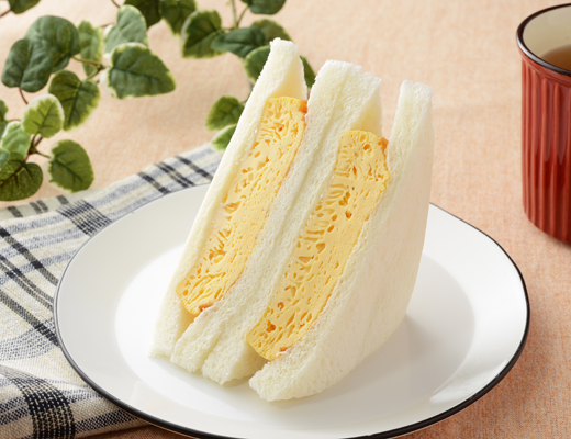 オムレツ生地の卵焼きでサンドイッチ