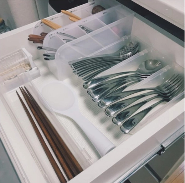 新生活にぴったり!ダイソーで買えるこれまでになく優秀なカトラリートレー - レタスクラブ