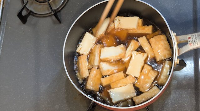 生姜が香る厚揚げの煮物 食欲をそそる生姜の香りで厚揚げだけなのにとっても美味しい煮物 厚揚げと生姜だけ冷めても美味しい厚揚げの煮物