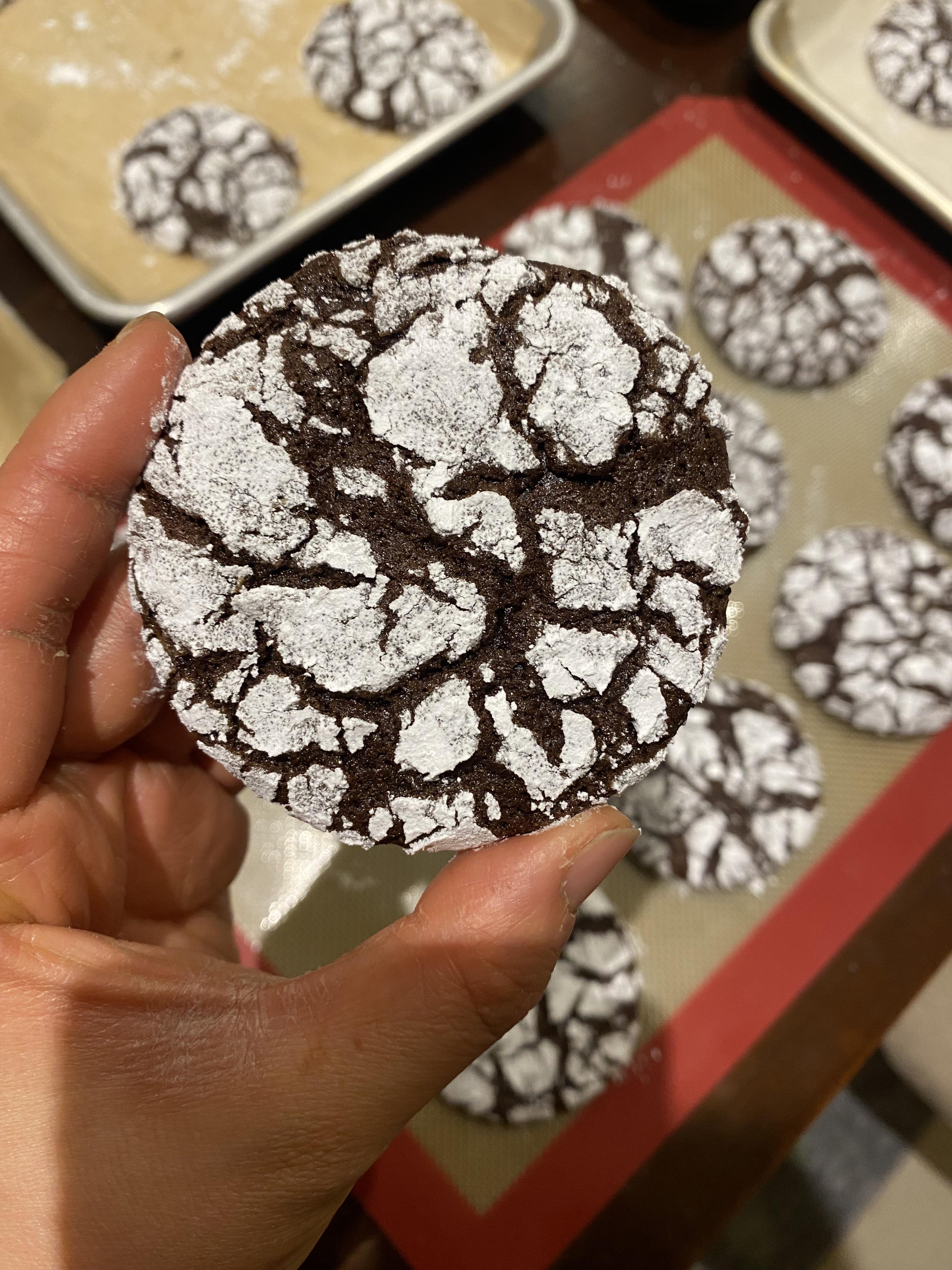 レモンのクリンクルクッキー lemon crinkle cookie, レモンの香りが爽やかで、外はサクサクで中はしっとりした食感がたまりません🍋,「クリンクル」は「しわくちゃ」という意味です。,クッキー生地をパウダーシュガーにまぶして焼くと、粉砂糖の白い部分がひび割れて焼きあがるところから、この名前が付きました。,今回は@theloopywhisk