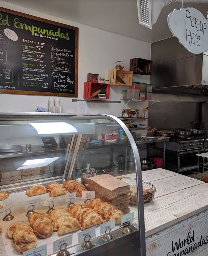 チリのエンパナダス・デ・ピノ。独立記念日ベーキングコンセプト。白い背景にエンパナダ。の写真素材・画像素材 Image 106489197