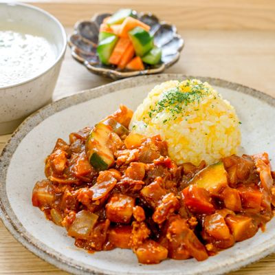 久しぶりの無水カレー🍛 今回はトマト缶とナスとエノキで作ってみました🙋🏻‍♂️ 結構マイルド😋ライスの上にちょっとパセリかけるだけでメッチャ雰囲気出るね😏料理自炊ご飯献立記録カレー無水カレーえのきトマト缶ナス