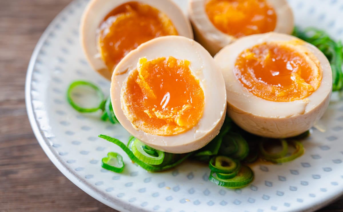 絶対失敗しない”究極トロトロ半熟ゆでたまご プロのコツは 「穴」と「6分30秒」