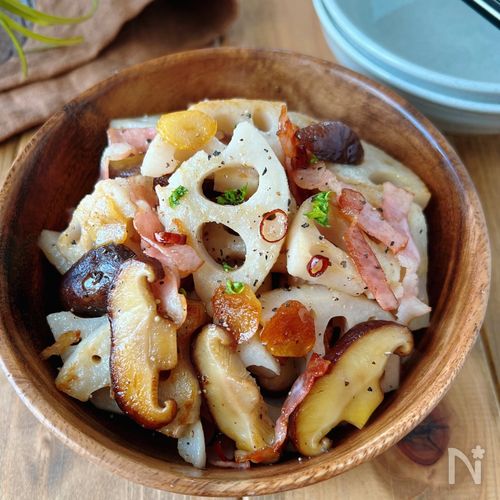 元料理人のレシピ @papa_izm_kitchen 「無敵のペペロンチーノ」 ベーコン、ほうれん草、トマトという 最強の組み合わせ。 ベーコンのうま味とミニトマトのうま味が 違いを引き立て合います🔥 最高です。 ＝材料＝＝＝＝＝＝ スパゲッティ1.6〜1.7mm 200g 茹でるお湯