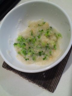 @mana_non_gohan◀︎手づかみ食べにオススメ🫶, ｢保存｣しておくとラクちんだよ☺️, 今日は, 「スマッシュドブロッコリー🥦︎」,『スマッシュドブロッコリー』とは, スマッシュド:壊す、割る, という意味だから、割ったブロッコリー🥦 , のことだよ☺️,つかみ食べでブロッコリーの食べ悪くなったら, コレ試してみて❣️, ベビちゃんだけじゃなくて,