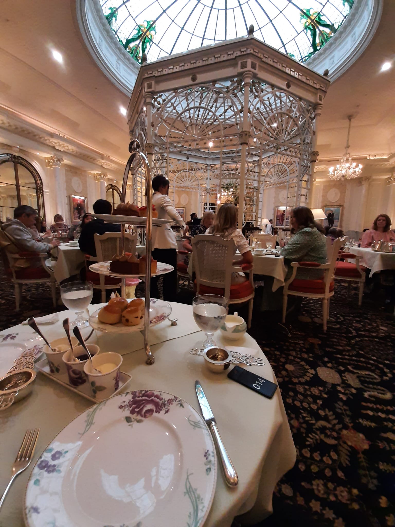 Afternoon Tea @thesavoylondon サヴォイでアフタヌーンティー🫶🏻友達がお誕生日だったので、プレートを出していただきました🎂会場はとても煌びやかで、ケーキもスコーンも美味しかった!カップ&ソーサーと天井が同じデザインで感動🥹✨ 画像5.6枚目サヴォイホテル