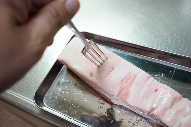 パンチェッタとは？イタリア生まれの塩漬け豚バラ肉の魅力と活用法シェフレピマガジン