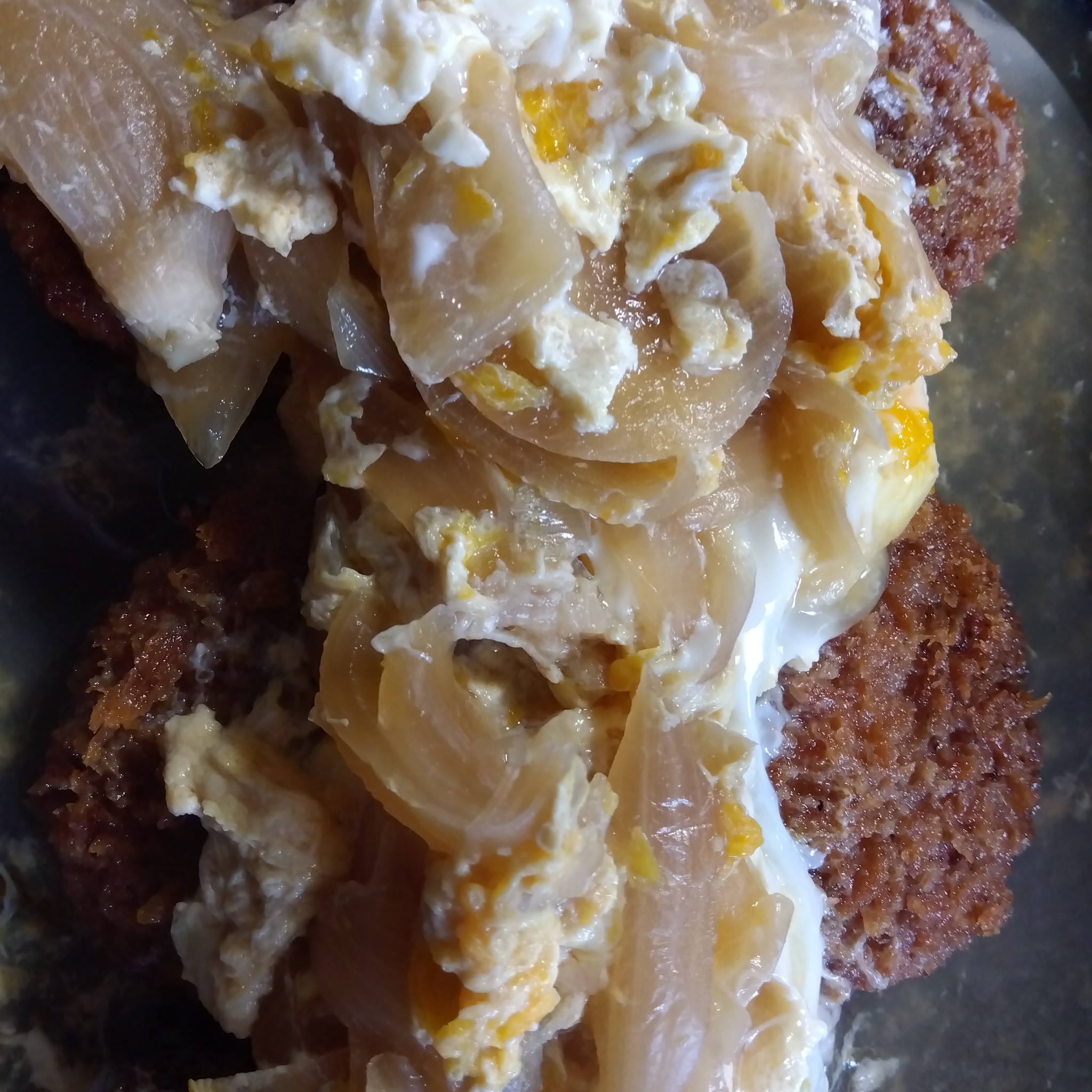 簡単なのに絶品！めんつゆで作るカツ煮レシピ。とろふわ卵に仕上げるコツ有