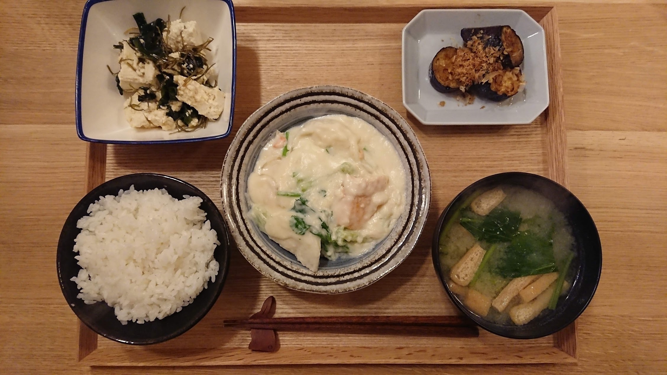 「ソーセージとほうれん草のクリームシチュー」の献立