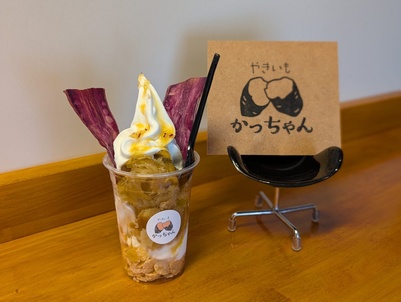 10月より新たに金蜜堂のメニューが増えました。, 商品名は、「金蜜芋のティラミス」です。,池袋東武のポップアップにて先行販売し、好評いただいた商品を改良いたしました。,金蜜堂のブレンドコーヒーを手作りクッキーに合わせ、オランダ産ココアパウダー、金蜜芋トリュフ、金蜜芋ホイップを合わせました。,ローストしたヘーゼルナッツを最後に盛り付けて完成です。,