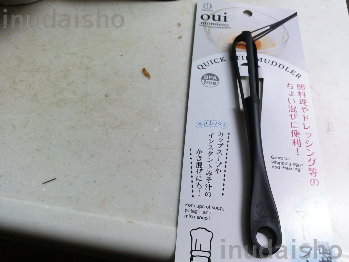 100均で茶道具が揃う🤩⁉️ランチョンマット以外、 これ全て100均で買ったものです❗️ 茶道具が100均で揃うなんて、 凄いですよね✨お茶碗の左にあるのは、建水 の代わり 。 建水とは、お茶碗を清めたお湯を 捨てる為のもの。 茶杓はティースプーンで代用。 棗 お