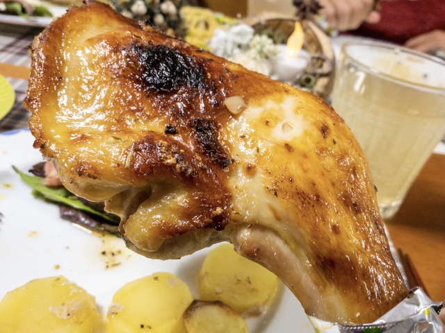 クリスマスチキンはオーブンで!基本の作り方や時短で簡単サイドメニューを紹介