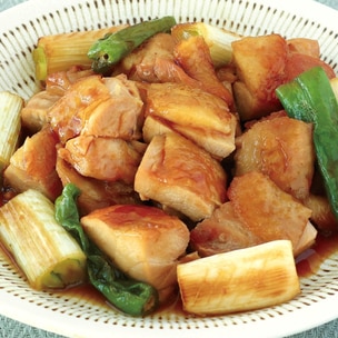 オーブンを使わずにフライパン１つでローストチキン作ってみました😊, ーーーーー,材料 , 骨付きもも肉, 塩, こしょう, オリーブオイル,人参, ジャガイモ, 塩・こしょう, BBQソース, ケチャップ, ウスターソース, 醤油, 生姜, 酒, みりん, ーーーーー,ローストチキンおうちごはん骨付きもも肉鶏肉料理料理動画roastedchicken