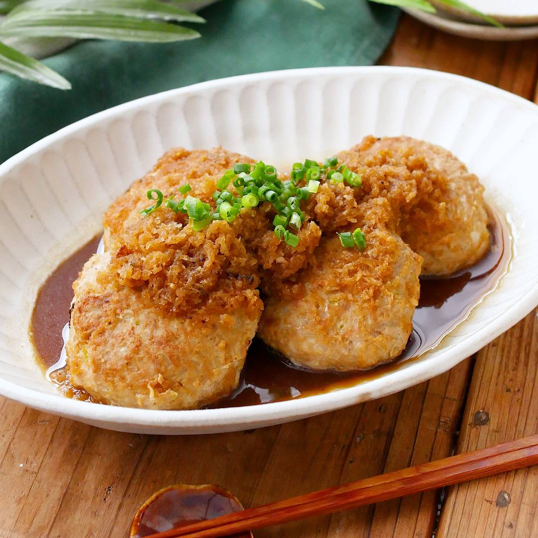 煮込みハンバーグを作るだけの動画, 🍴, つなぎに卵なしで塩胡椒、 黒胡椒とにんにくも 片栗粉、玉葱と木綿豆腐と人参,ソースは赤ワインがなかったけど,パプリカ、ピーマン、ズッキーニ、人参、茄子、もやし、コーンをバターで炒めてトマト缶、水、ケチャップ、ウスターソース、コンソメ、みりんで煮込みました,分量適当です, ハンバーグは大量生産して冷凍しました,家族のリクエストごはん,