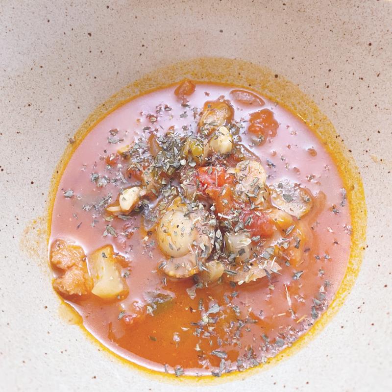 チョッピーノスープで『パエリア風炊き込みご飯』 ①炊飯器に米 2合 とチョッピーノスープのスープを2合半の目盛りまで入れ、軽く混ぜ合わせる②レモンとパセリ以外の具材を半分入れ、炊き込みモードで炊く ③炊き上がったら皿に盛り、付属のパセリとレモンを添えて完成