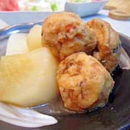 おでん始めました🍢 久在屋の厚揚げ•油揚げ•ひろうすと、大根、たまご、 こんにゃく、昆布、干し椎茸を、 丁寧に引いたお出汁で炊き合わせました。京都ならではのお出汁の旨味と、 隠し味のはちみつのコクをお楽しみください。 お好みで添付のけずりこんぶと七味をかけて