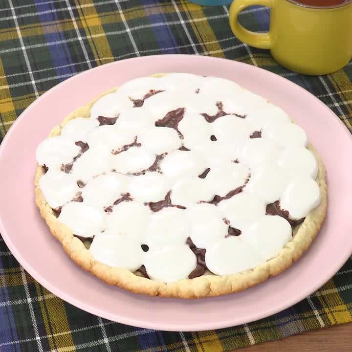 本日の一品😆 キャラメル de バナナチョコナッツ🍫🍌 甘くておいしい別腹デザートピザ😋 @napolinokama ・ナポリの窯宅配 ピザデザートピザ別腹背徳感お持帰りグルメいえめし出前飯ピザ大好きピザ好きな人と繋がりたい愛媛グルメ松山グルメ