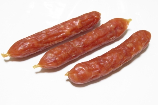 一度は食べてほしい‼️ サラミチーズ_酒場利吉 チーズを乗せて焼くこのひと手間で、 サラミが別格になります🤩‼️ 誰でも簡単にできるアレンジレシピ。いつものおつまみにひと工夫してみてください😁🙌🏻 ◼︎◼︎◼︎-------材料2人分メイン食材