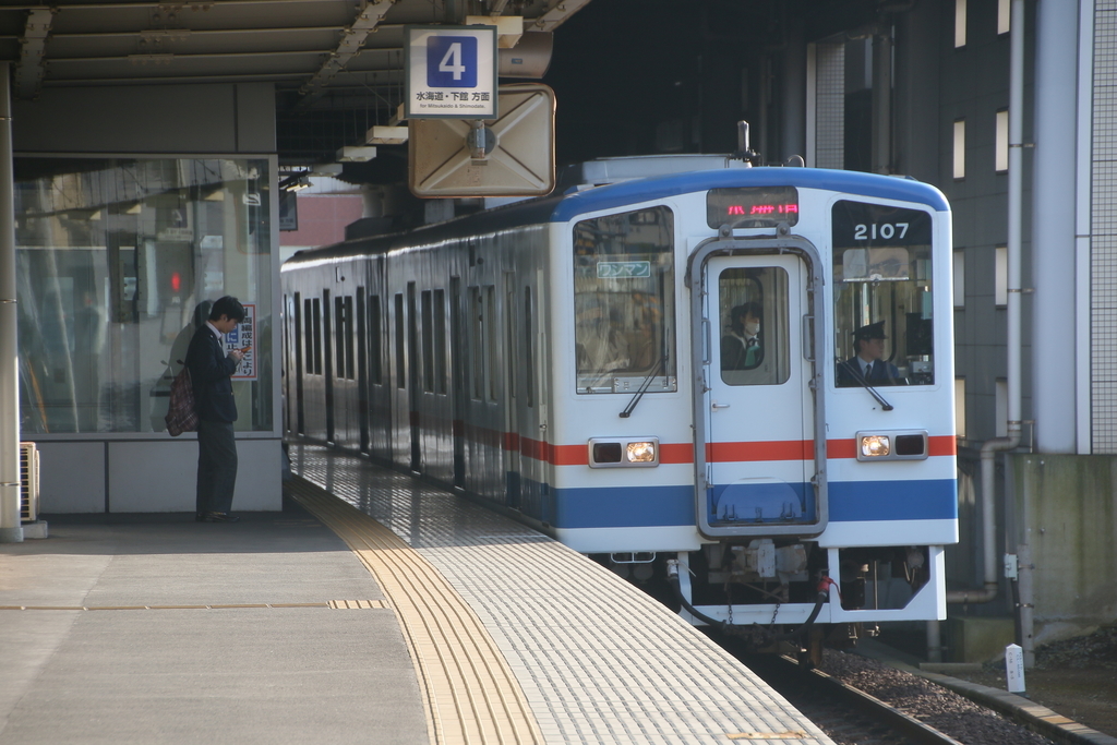 関東鉄道常総線で「ロングシート夜行列車」運行 「寝台の狭さ」が逆に懐かしい!? | 乗りものニュース