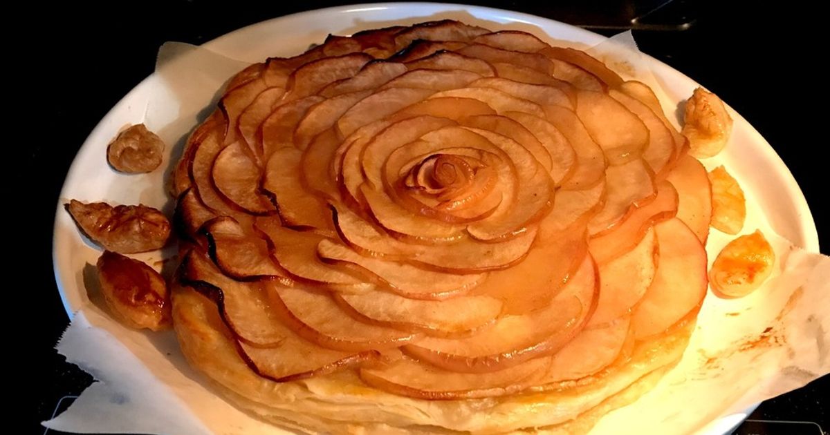 ホールで華やかな薔薇＊バラのアップルパイ