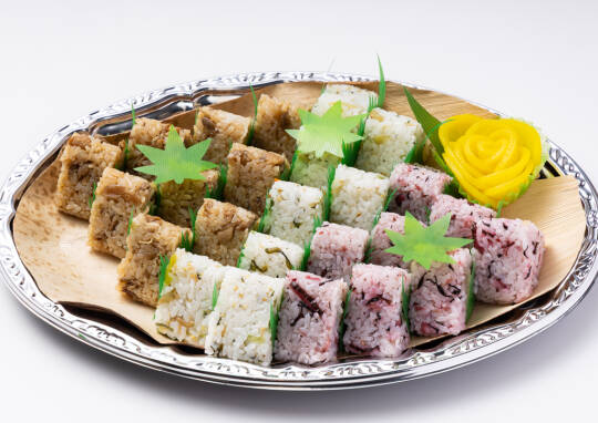 お赤飯おにぎり - 鎌倉市、亀屋菓子店小町店の写真 - トリップアドバイザ