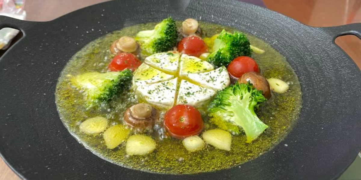 JHQマルチグリドルで簡単キャンプ飯 有頭エビとたっぷり野菜の具沢山アヒージョレシピ - Ponilotty Blog