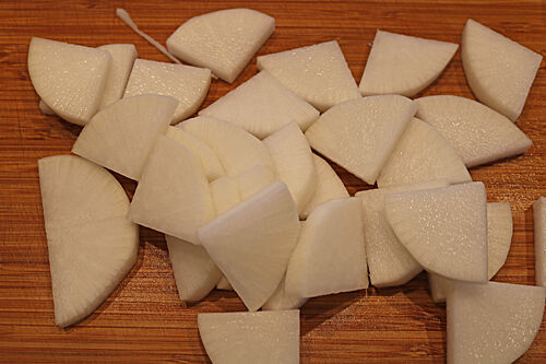 サムゲタン風スープ🐓 山本ゆりさんのレシピで作ったよ。  ちょっと前に 12月くらい? Twitterで 人気になっていたやつ。ずっと作ってみたかったのでやってみた✨   炊飯器に具材入れてスイッチ押すだけで できた〜!!!そして美味しい!! たぶん、生姜と