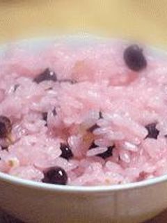 甘納豆赤飯は北海道民のソウルフード サザエでも、もちろん大人気の商品です！ そんな甘納豆赤飯を サザエらしくおはぎにしました♪甘納豆赤飯おはぎ が本日から新発売です！ほんのり塩味のきいた赤飯はつぶあんとの相性もばっちり 上にちょこんとのった甘納豆も