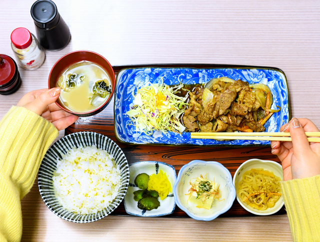 ご飯と味噌汁の正しい位置は?和食の並べ方や基本マナーを紹介ピエトロラジオ「いただきます!」を楽しくするwebマガジン