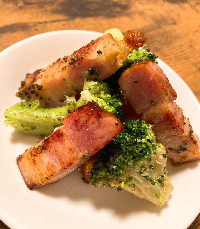 ブロックベーコンの黒胡椒ステーキ レシピ・作り方 by YUMMO - 楽天レシピ