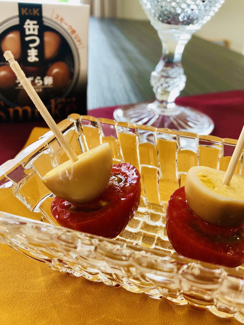 うずらの卵の赤ワイン漬けとポークリエットのピンチョス