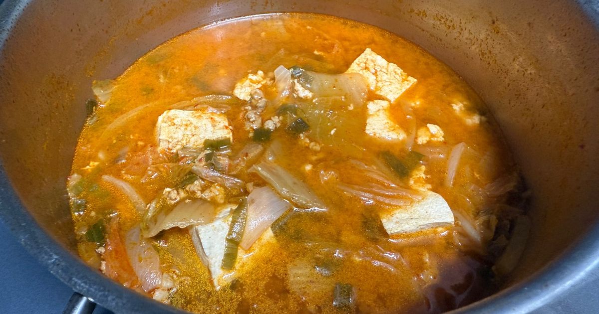 辛くないキムチ鍋です！！6歳でも食べられるキムチ鍋です✨✨✨キムチ を少なめにして、味噌を多めにしてるから美味しいマイルドキムチ鍋になります✨キムチも味噌も腸内環境を整えてくれるから、免疫力アップご飯で風邪予防になります🤗レシピは大人気の本に載ってい