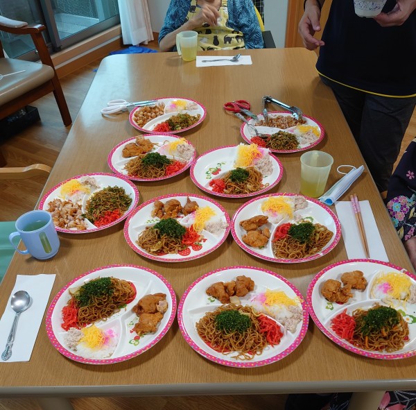 デイサービスの夏祭り！ ～食事編～社会福祉法人緑寿会は京都市山科区で特別養護老人 ホーム・デイサービスセンター・居宅介護支援センターを運営しています