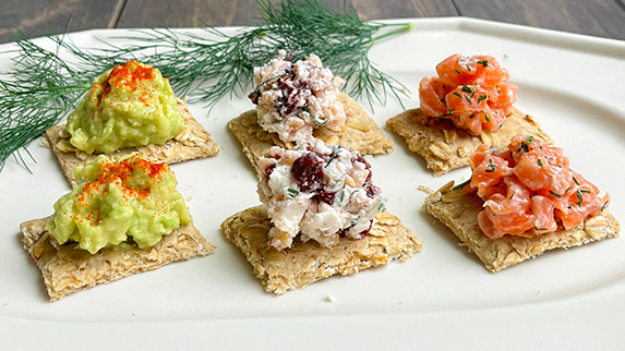 前田のクラッカー：アレンジレシピ🥣ふりふりクラッカー 第１弾🌱 お家にある調味料で簡単おつまみ！ ふりふりするだけ！お子様と一緒に作って、一緒に食べられる味付けもあります😊💛 今回は「前田のクラッカー」を使って 3種のふりふりクラッカーを作ってみました