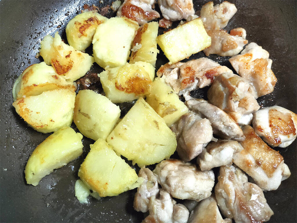 伝説の家政婦「志麻さん」料理レシピ 鶏肉手羽元とじゃがいものだしマスタード焼きを作ってみた