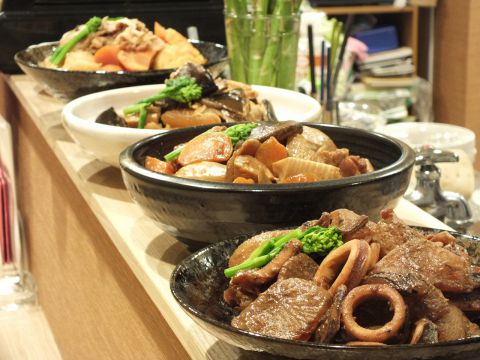 おばんざいやスパイスカレーとともに心のこもった温かいおもてなし 小料理 よしこ 神田 │ ヒトサラマガジン