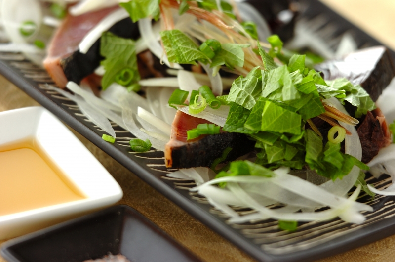 薬味たっぷり！カツオのたたき丼