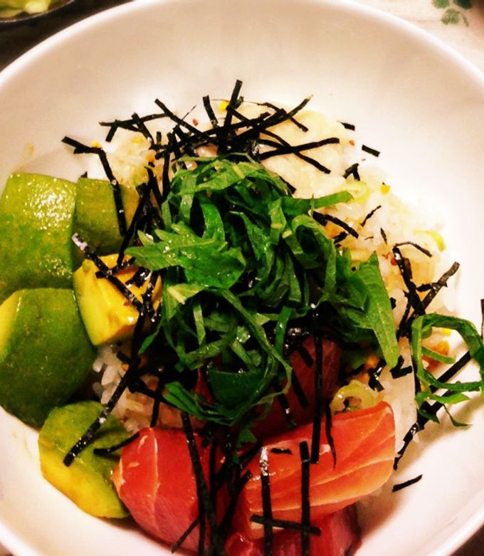 とろろたっぷり アボカドマグロ丼卵黄乗せのレシピ 料理 の紹介!野菜townの「いつものごはん」
