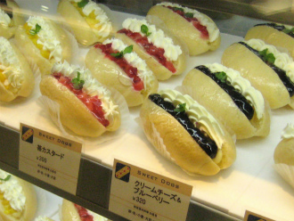 葵区平和『スーパーホットドッグ』さん! 東京発・自家製にこだわった大きなホットドッグの専門店が、静岡初出店で2025年4月1日オープン!25cmの長いソーセージに、自家製なコク旨ソースとキャベツもたっぷり乗ったフェスタドッグを基本に提供!チーズトッピングも